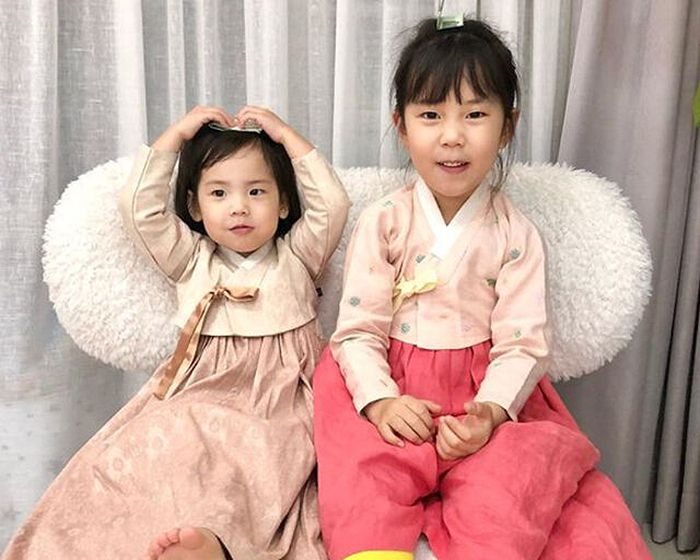 유진·기태영 딸, 왼쪽 둘째 로린·오른쪽 첫째 로희(온라인 커뮤니티)