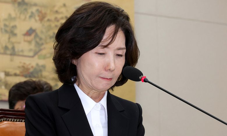 고개 숙인 이진숙 이진숙 부총리 겸 교육부 장관 후보자가 16일 서울 여의도 국회 교육위원회에서 열린 인사청문회에서 자녀 조기유학 논란 관련 질의에 답한 뒤 머리를 숙이고 있다. 이재문 기자