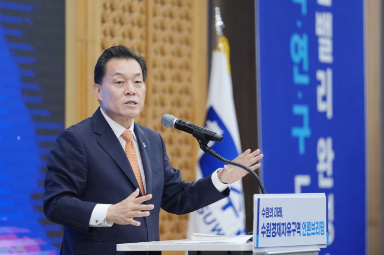 취임 3주년 기자회견에서 발언하는 이재준 시장. 수원시 제공