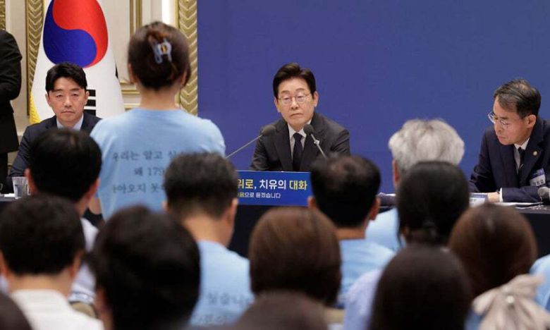 이재명 대통령이 16일 오후 서울 종로구 청와대 영빈관에서 열린 ‘기억과 위로, 치유의 대화’에서 사회적 참사 유가족들의 이야기를 듣고 있다. 뉴시스