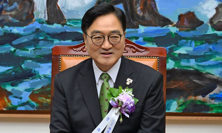 우원식 국회의장이 17일 국회에서 열린 제77주년 제헌절 경축식에 앞서 4부요인 및 감사원장, 여야 지도부 등과 환담하고 있다. 뉴스1