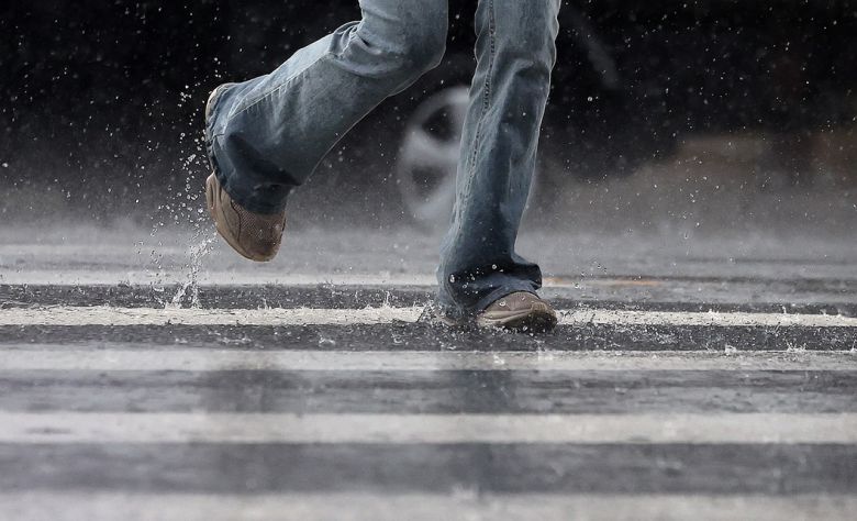 강한 비가 내리는 17일 대구 중구 종각네거리에서 우산을 쓴 한 시민이 횡단보도를 건너고 있다. 뉴시스