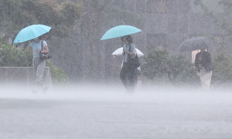 17일 서울 서초구 서초동 일대에서 우산을 쓴 시민들이 폭우에 발걸음을 옮기고 있다. 뉴스1