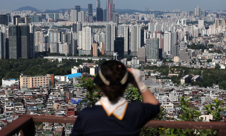 지난 11일 서울 남산에서 아파트 단지가 내려다보이고 있다. 뉴시스