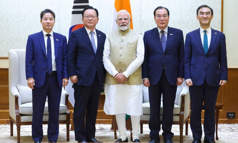 김부겸 전 국무총리가 단장인 대통령 인도 특사단이 17일(현지시간) 인도 뉴델리에서 나렌드라 모디 인도 총리와 기념사진을 찍고 있다. 외교부 제공, 연합뉴스