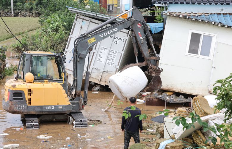 18일 충남 예산군 고덕면 용리에서 주민들이 수해복구를 하고 있다. 뉴스1