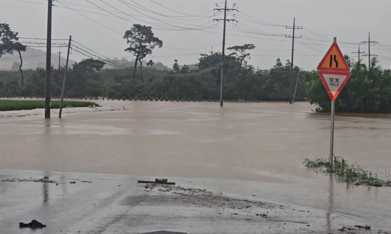 지난 17일 호우경보가 발효된 충남 서산시 석림동 청지천이 범람해 도로와 인근 논밭이 물에 잠겨 있다. 연합뉴스