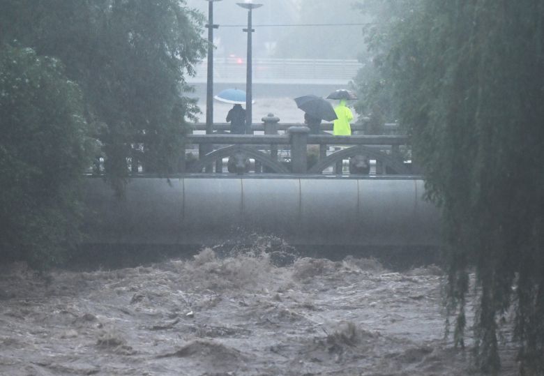 호우경보가 내려진 17일 오후 광주 동구 호남동 부동교 일대 광주천 강물이 범람 수위까지 도달, 시민들이 불어난 강물을 바라보고 있다. 뉴시스