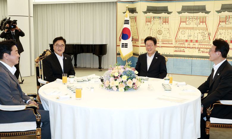 이재명 대통령이 17일 서울 한남동 관저에서 우원식 국회의장과 김민석 국무총리와 만찬에 앞서 환담을 나누고 있다. 오른쪽부터 김 총리, 이 대통령, 우 의장, 강훈식 비서실장. 대통령실통신사진기자단