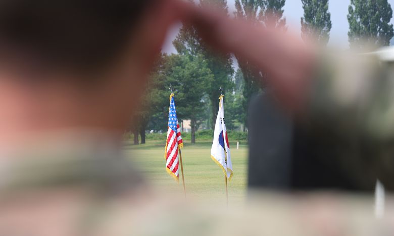 주한미군 장병이 태극기와 성조기를 향해 경례하고 있다. 연합뉴스