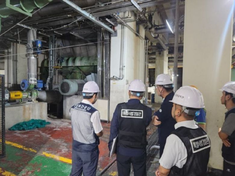 김종윤 고용노동부 산업안전보건본부장이 지난 17일 근로자가 사망한 한솔제지 신탄진공장 사고현장을 방문해 살펴보고 있다. 고용노동부 제공