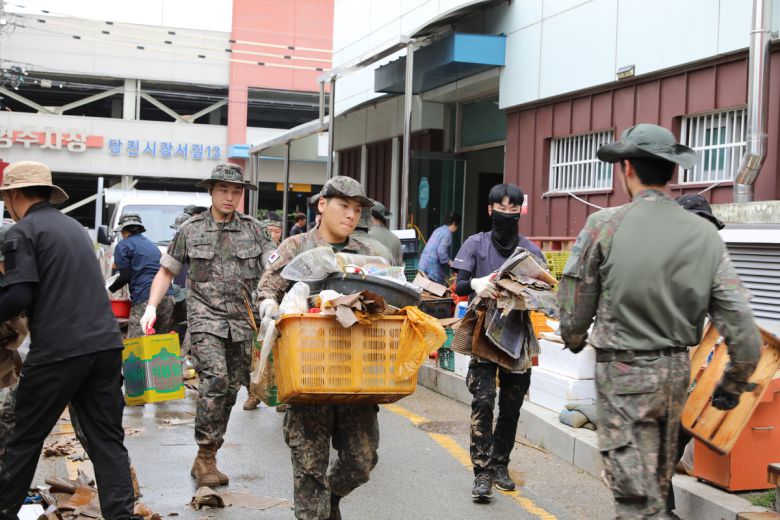 막대한 침수피해가 발생한 충남 당진어시장에서 18일 군부대 장병들이 수해복구 지원에 구슬땀을 흘렸다.
