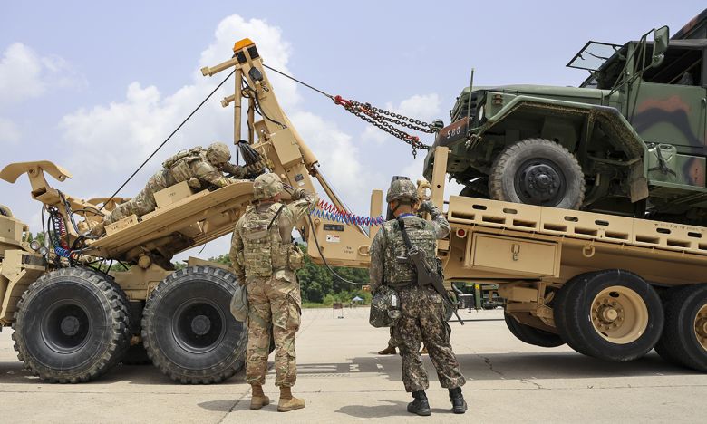한미 장병이 함께 구난 차량에 장비를 올리고 있다. 세계일보 자료사진