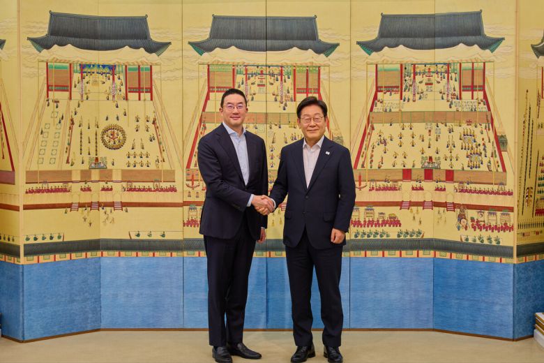 대통령실은 이재명 대통령이 최근 재계 수장들을 만나 대미 투자와 글로벌 통상, 지방 활성화 방안, R&D 투자 및 미래사회 대응 계획 등 다양한 분야에 대한 의견과 애로사항을 청취했다고 18일 강유정 대변인의 서면 브리핑을 통해 밝혔다. 사진은 지난 15일 이재명 대통령이 서울 한남동 관저에서 구광모 LG그룹 회장과 만찬 간담회에서 악수하는 모습.     대통령실 제공.