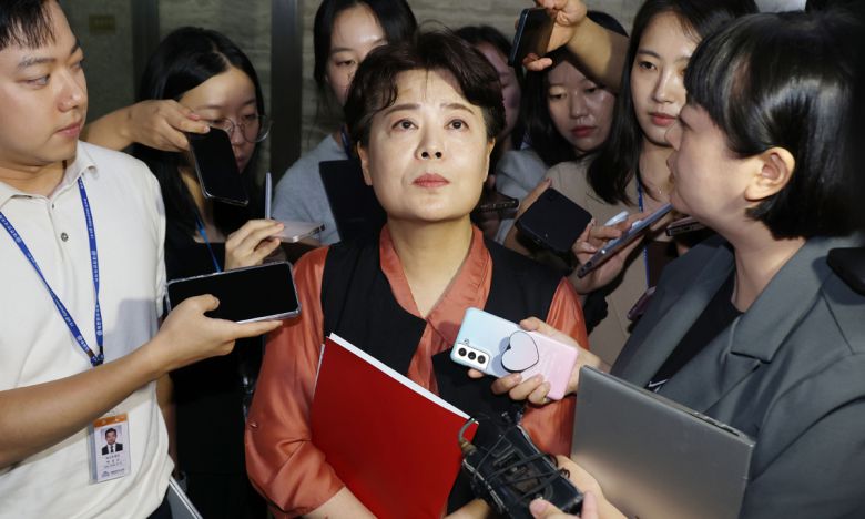 윤희숙 국민의힘 혁신위원장이 지난 17일 서울 여의도 국회에서 열린 비상대책위원회의 참석을 마치고 나서며 취재진의 질문을 받고 있다. 뉴스1