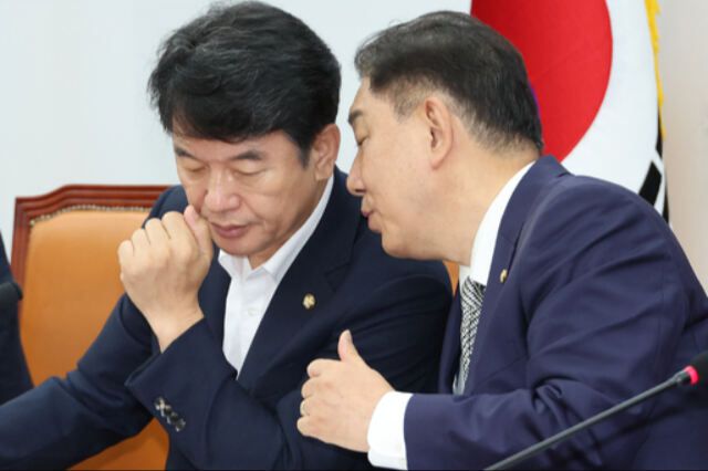 더불어민주당 김병기 당대표 직무대행 겸 원내대표(오른쪽)가 지난 17일 국회에서 열린 정책조정회의에서 문진석 원내수석부대표와 대화하고 있다. 연합뉴스