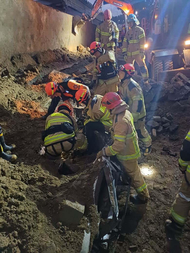 16일 오후 경기 오산시 가장교차로 고가도로의 10ｍ 높이 옹벽이 도로로 무너지며 차량 2대를 덮치는 사고가 발생해 소방대원들이 구조작업을 하고 있다. 경기도소방재난본부 제공