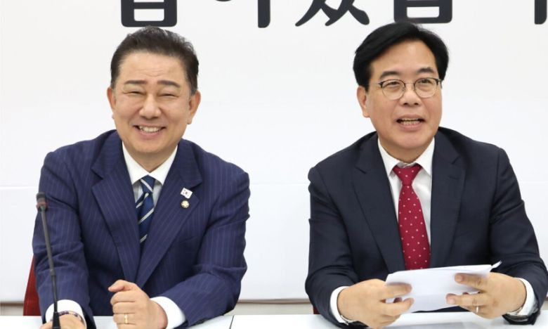 김병기 더불어민주당 당대표 직무대행 겸 원내대표(왼쪽)가 17일 오후 서울 여의도 국회에서 송언석 국민의힘 원내대표를 예방하고 있다. 공동취재