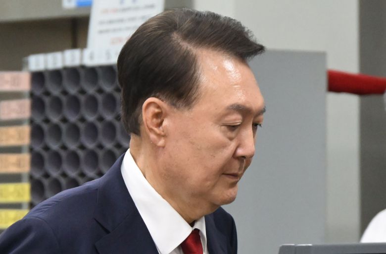 윤석열 전 대통령이 지난 9일 서울 서초구 서울중앙지법에서 열린 직권남용 등 혐의 영장실질심사(구속 전 피의자 심문)를 마친 뒤 대기 장소인 서울구치소로 이동하기 위해 법원을 나서고 있다. 뉴시스