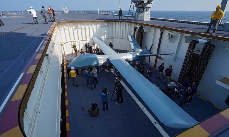 대형수송함 독도함(LPH)에서 고정익 무인기(시제기)를 비행갑판을 통해 이륙시키는 전투실험을 위해 무인기가 격납고에서 엘리베이터를 이용해 비행갑판으로 이동하고 있다. 세계일보 자료사진