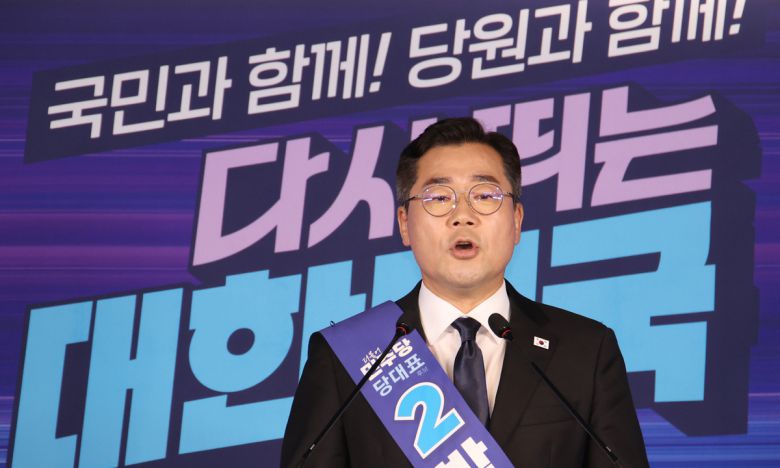 박찬대 더불어민주당 당대표 후보가 20일 서울 여의도 더불어민주당 당사에서 열린 당대표 및 최고위원 선출을 위한 영남권 합동연설회에서 정견발표를 하고 있다. 뉴시스