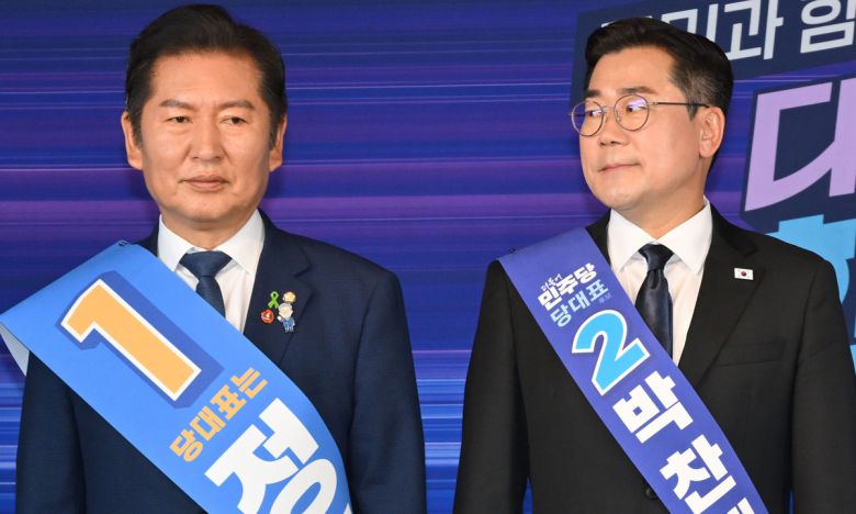 더불어민주당 정청래(왼쪽), 박찬대 당대표 후보가 20일 서울 여의도 더불어민주당 당사에서 열린 당대표 및 최고위원 선출을 위한 영남권 합동연설회에서 기념촬영을 하고 있다. 허정호 선임기자