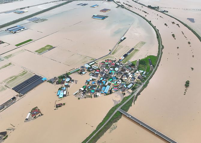 지난 17일 충남 예산군 삽교읍 용동3리 일대 마을이 폭우로 침수돼 있다. 연합뉴스