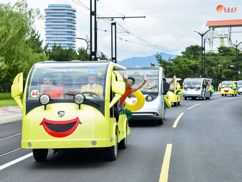 북한 노동당 기관지 노동신문은 16일 원산 갈마해안관광지구를 찾은 주민들을 조명하며 이들의 반응을 보도했다. 이들은 "최상의 문명을 맛보았다"며 "우리의 생활에 더 좋은 내일이 어떻게 다가서고 있는지를 온몸으로 체감했다"고 신문은 전했다.