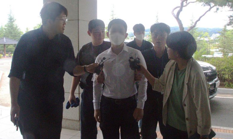 시험지 유출에 가담한 혐의를 받는 행정실장이 15일 구속영장 심사를 받기 위해 대구지방법원 안동지원에 출석하고 있다. 기말고사 기간 경북 지역 한 고교에서 전직 기간제 교사와 학부모가 교내에 무단 침입해 시험지를 빼돌리려 한 사건이 교육계에 충격을 주고 있다. 경찰은 이들이 학교 시설관리자와 조직적으로 공모한 정황을 포착한 것으로 알려졌다. 뉴스1