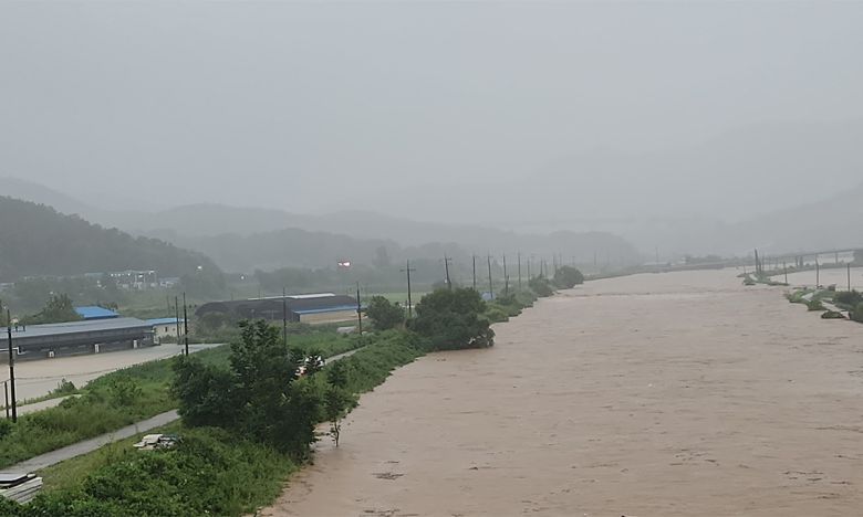 지난 17일 세종시 전동면 일대를 흐르는 하천이 범람 위기를 맞고 있다. 연합뉴스
