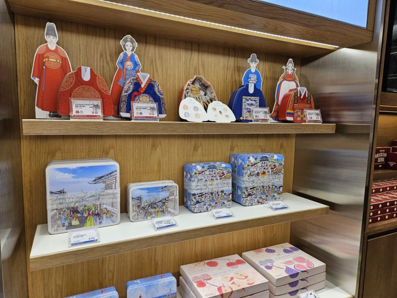 서울 중구 신세계면세점 명동점 11층 ‘테이스트 오브 신세계’에 입점한 ‘그래인스 쿠키’. 신세계면세점 명동점 한정 한복 패키지를 내놨다.