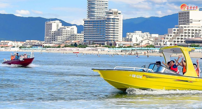 북한 노동당 기관지 노동신문은 16일 원산 갈마해안관광지구를 찾은 주민들을 조명하며 이들의 반응을 보도했다. 이들은 "최상의 문명을 맛보았다"며 "우리의 생활에 더 좋은 내일이 어떻게 다가서고 있는지를 온몸으로 체감했다"고 신문은 전했다.