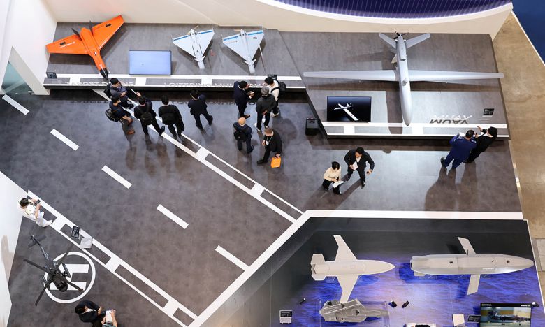 부산 해운대구 벡스코 제1전시장에서 지난 5월 28일 열린 국제해양방위산업전(MADEX)에서 참가자들이 대한항공 부스를 찾아 무인기들을 살펴보고 있다. 세계일보 자료사진