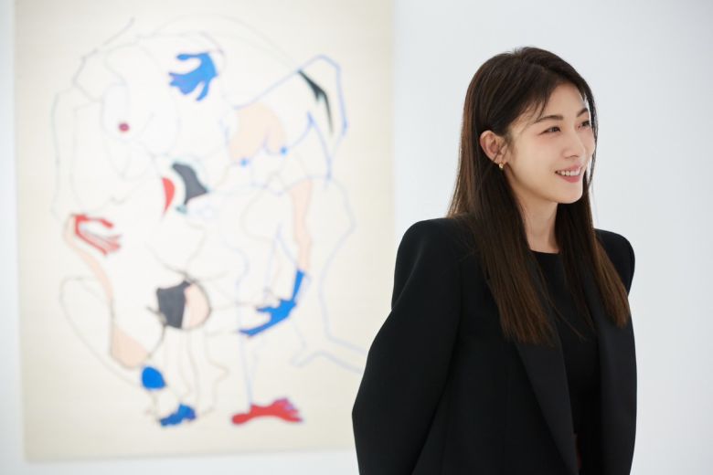 작품 앞에 선 하지원.