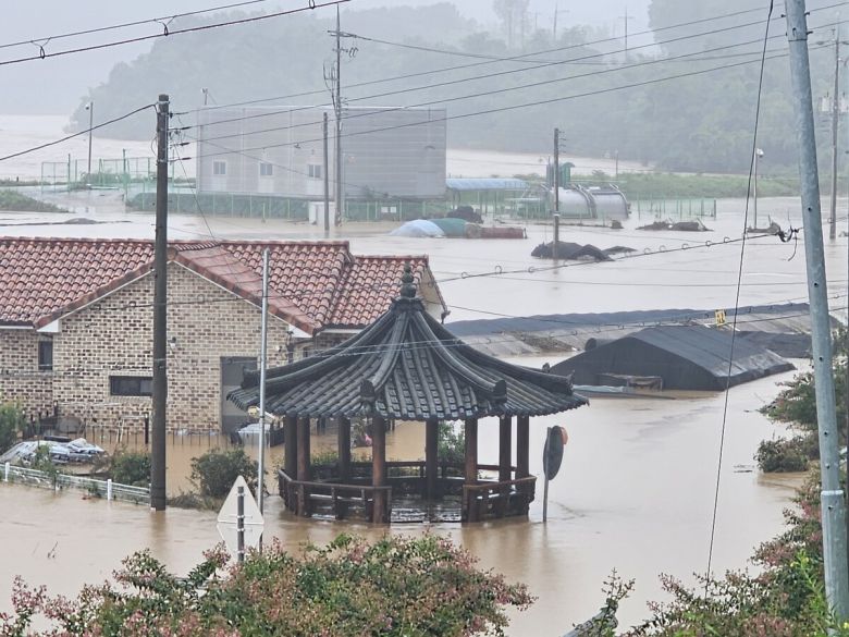 19일 경남 산청 생비량면 마을 일대가 집중호우로 인해 물에 잠겨있다. 뉴스1