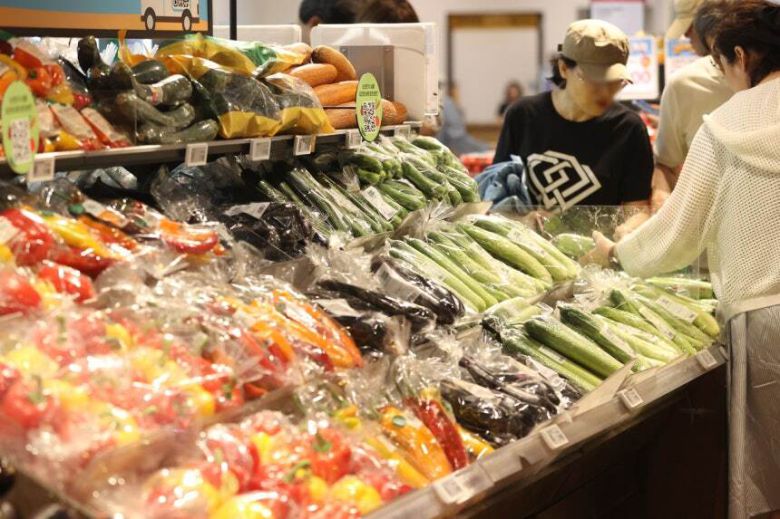 18일 서울의 한 대형마트에서 시민이 장을 보고 있다. 연합뉴스