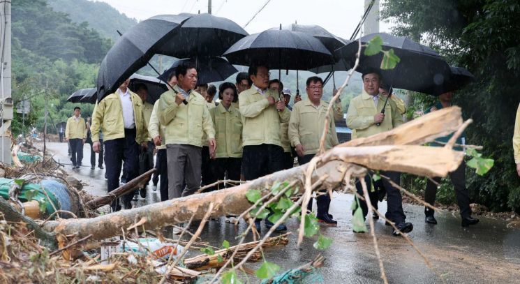 이재명 대통령이 21일 집중호우로 산사태가 발생한 경남 산청군 산청읍 부리마을에서 피해 상황을 점검하고 있다. 연합뉴스