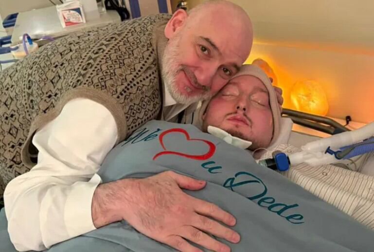 사우디아라비아의 칼리드 빈 탈랄 알 사우드 왕자가 혼수상태인 아들 알왈리드 왕자를 돌보고 있다. 엑스