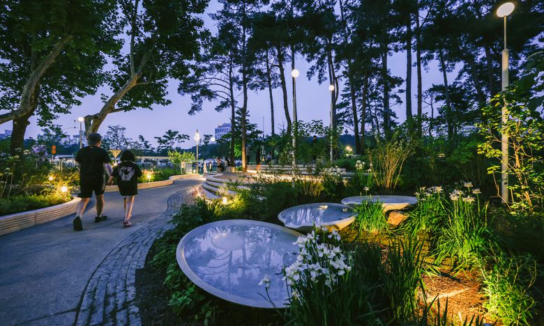 9월 말까지 무더위 약 12만평(40만㎡) 규모의 전 구역이 무더위쉼터로 지정된 보라매공원에서 시민들이 밤산책을 즐기고 있다. 서울시 제공