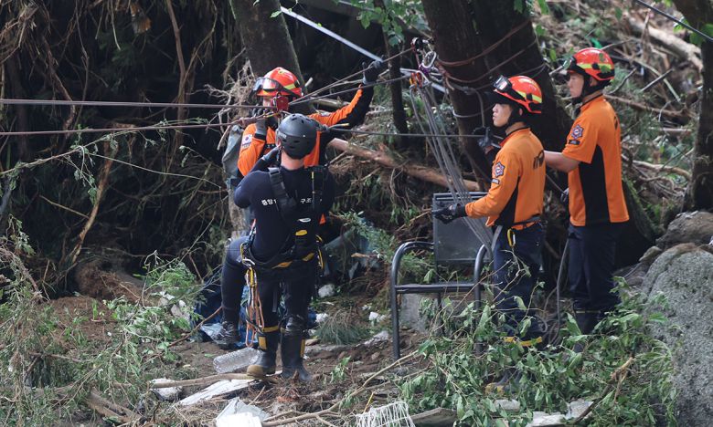 소방대원들이 지난 20일 산사태가 발생한 경기 가평군 마일리 내 한 펜션에서 고립자 구조작업을 펼치고 있다. 뉴시스
