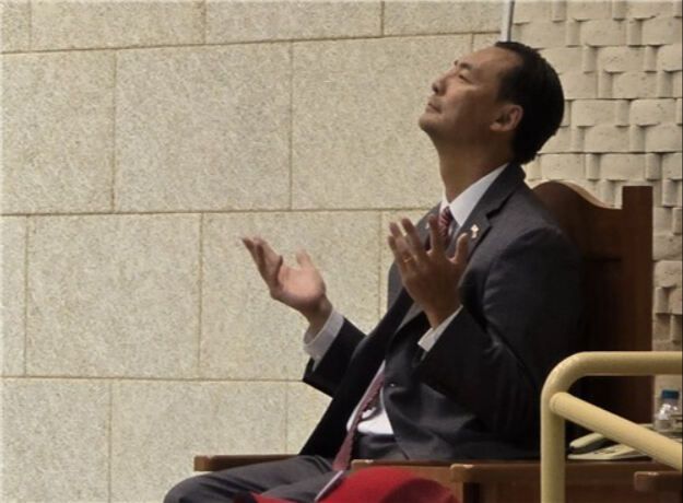 모스 탄(한국명 단현명) 미국 리버티대 교수가 지난 17일 서울 은평구 은평제일교회에서 기도를 하고 있다. 탄 교수는 이날 한국사 강사 전한길씨와 간담회를 열었다. 연합뉴스