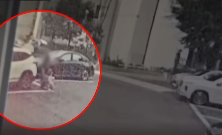 지난 20일 오후 4시쯤 60대 남성 A씨가 인천 송도의 아들 집으로 향하기 전 서울 도봉구 거주지 주차장에서 렌트차량에 큰 가방을 옮기는 모습. YTN 보도화면 캡처