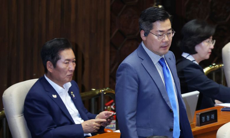 정청래 더불어민주당 당대표 후보가 23일 서울 여의도 국회에서 열린 제427회 국회(임시회) 제2차 본회의에서 박찬대 후보를 바라보고 있다. 뉴시스
