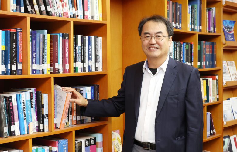 지만수 한국금융연구원 선임연구위원이 서울 중구 명동 연구원에서 포즈를 취하고 있다.  이제원 선임기자