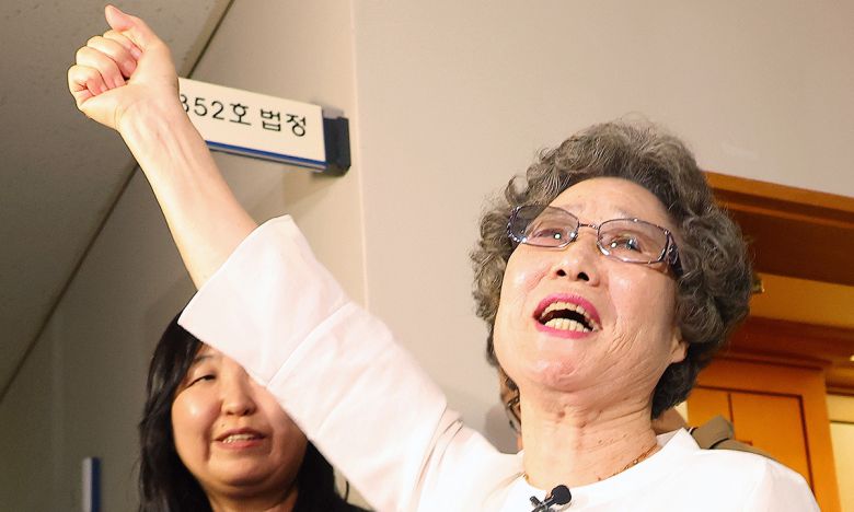61년 전 자신을 성폭행하려던 남성의 혀를 깨물어 중상해 혐의 유죄 판결을 받았던 최말자(78)씨가 23일 부산지법에서 열린 재심 첫 공판을 마치고 법정을 나서며 손을 치켜 들며 "이겼습니다"를 외치고 있다. 연합뉴스