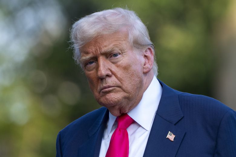 전 세계를 상대로 관세전쟁을 벌이고 있는 도널드 트럼프 미국 대통령이 15일 백악관에 착륙한 대통령 전용 헬기에서 내려 걸어가고 있다. 워싱턴=AP연합뉴스