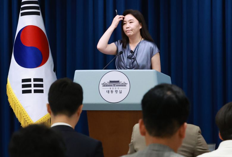 강유정 대통령실 대변인이 23일 서울 용산 대통령실 청사에서 강선우 여성가족부 장관 후보자 사퇴 관련 브리핑을 마친 뒤 취재진 질문을 듣고 있다. 연합뉴스