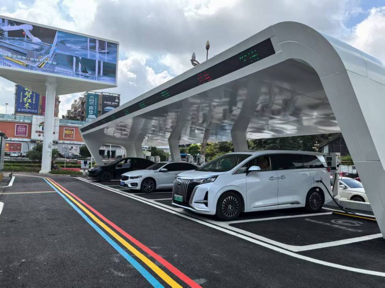 지난달 13일 중국 구이저우성 구이양에서 전기차들이 충전하고 있다. 구이양=신화연합뉴스