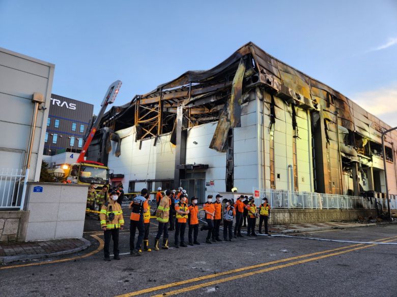 지난해 6월24일 아리셀 화재 현장. 오상도 기자