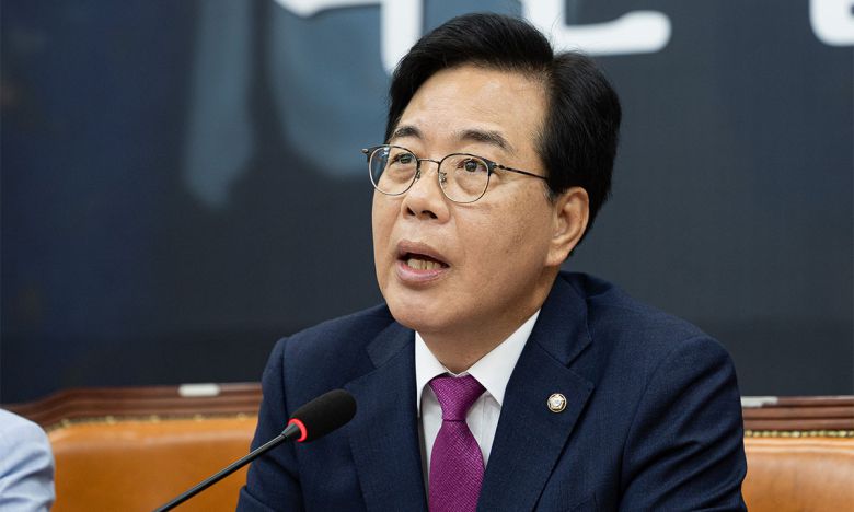 송언석 국민의힘 비상대책위원장 겸 원내대표가 24일 서울 여의도 국회에서 열린 비상대책위원회의에서 모두 발언을 하고 있다. 뉴스1